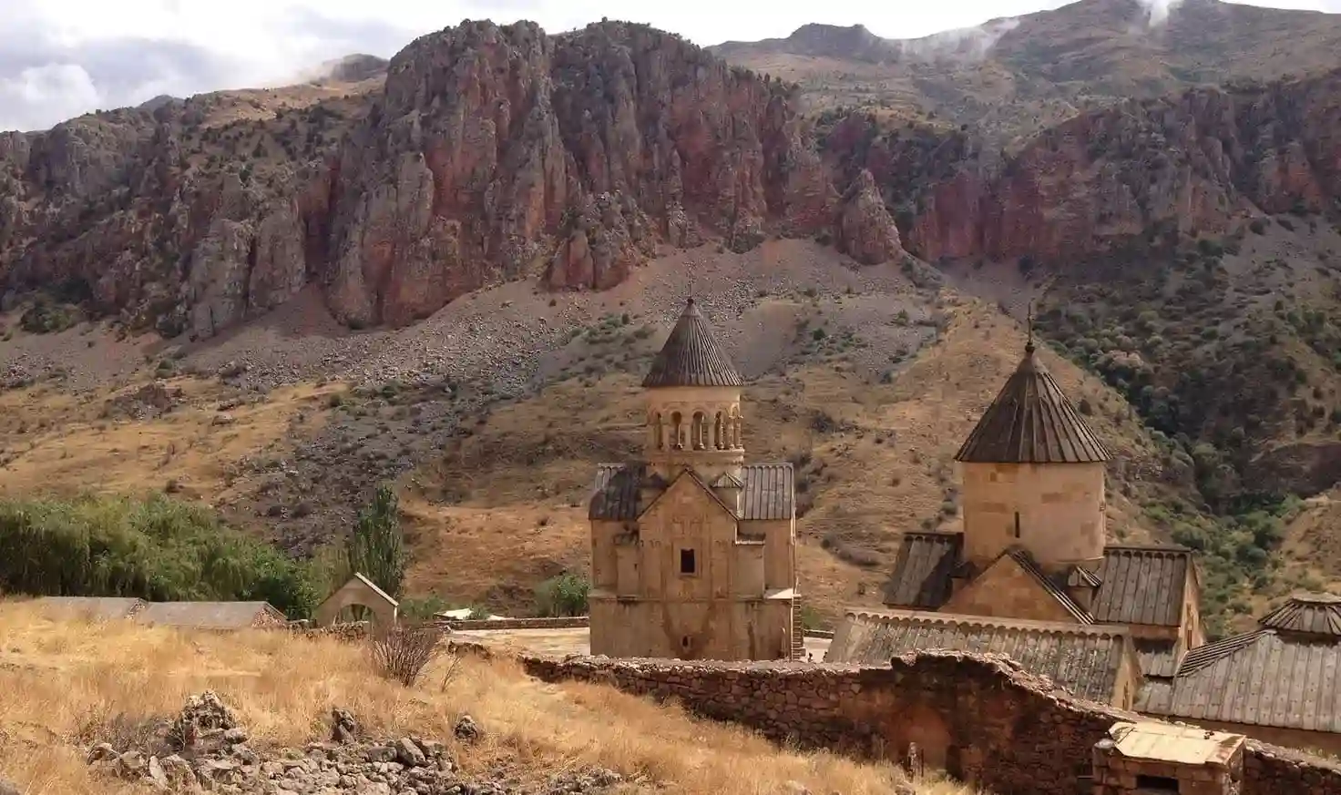 Noravanq%20church%20view%20by%20tourists.webp